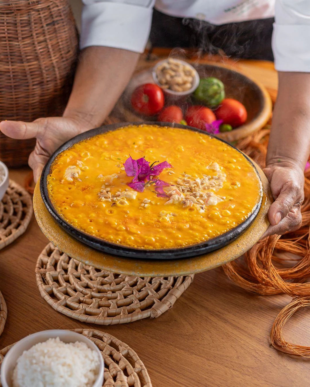 Moqueca Guarajuba sendo servida em panela de barro